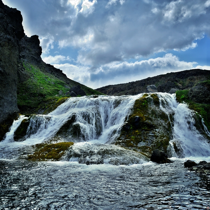 170-G91_6979_Vodopád Hraunfossar2_hdr.jpg